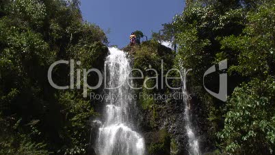 Marangu-Wasserfall mit Chagga Frauenskulptur