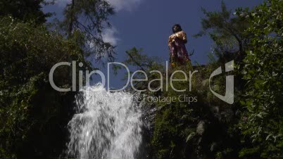 Wasserfall mit Chagga Frauenskulptur