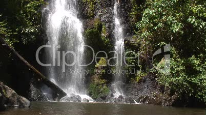 Marangu-Wasserfall mit Chagga Frauenskulptur