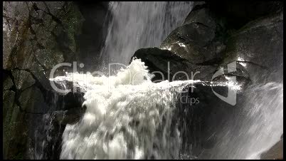 Wasserfall trifft auf Steine