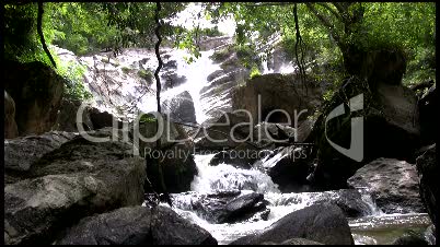 Wasserfall im Wald von Thailand