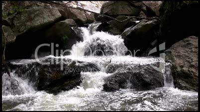 Wasserfall entlang von Felsbrocken