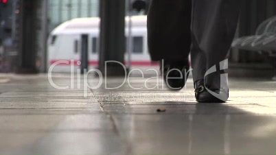 Frauenfüsse über Bahnsteig