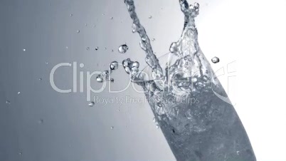 Wasser fließt in ein Glas 12