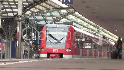 DB Zug fährt ab am Kölner Hauptbahnhof