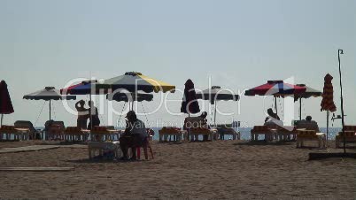 Sonnenliegen am Strand