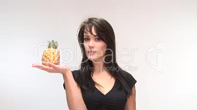 Frau mit Ananas