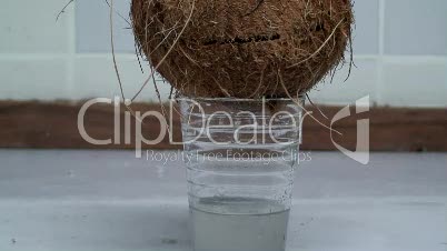 Malawi: Kokosnuss-Milch tropft in Glas