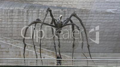 Spinnenskulptur vor Guggenheim-Museum
