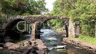 alte Brücke über einen Fluß