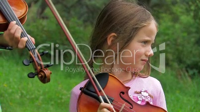 Kleines Mädchen spielt Geige