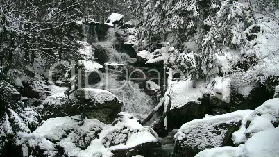 Wasserfall in Winterlandschaft