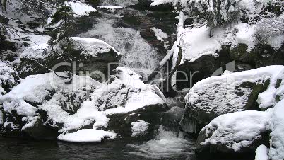 Wasserfall in Winterlandschaft