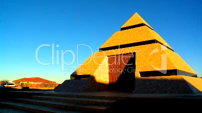 Pyramide bei Sonnenschein