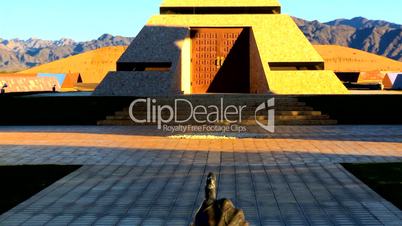 Zeigefinger einer Statue auf Pyramide