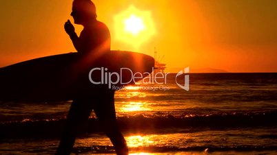 Surfer mit Surfbrett am Strand