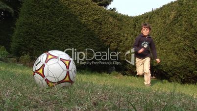 Junge spielt Fußball