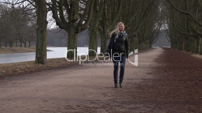 HD1080i Junge Frau spaziert im Park