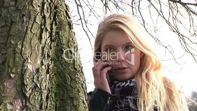 HD1080i Junge blonde Frau telefoniert