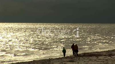 Spaziergänger am Strand in Dänemark