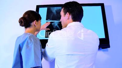 Mann und Frau betrachten Röntgenbilder