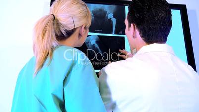 Blonde schwester und Arzt besprechen Röntgenbilder