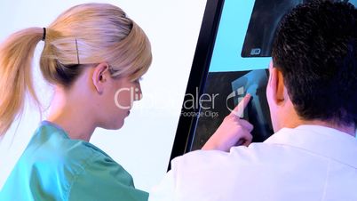 Arzt erklärt Schwester Röntgenbilder