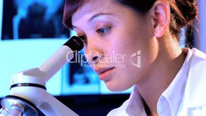 Nahaufnahme - Frau schaut durch ein Mikroskop