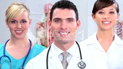 Arzt (lächelnd) mit Stetoskop mit Ärztinnen