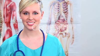 Blonde Ärztin (lächelnd) mit Stetoskop um den Hals