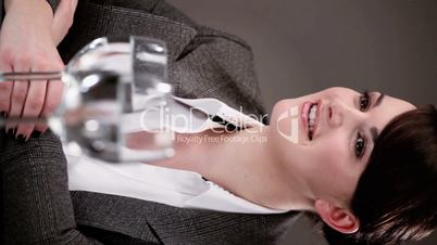 Braunhaarige Frau unterhält sich bei einem Glas Wasser