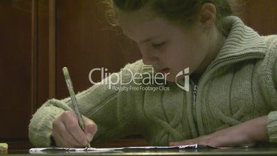girl draws pencil.