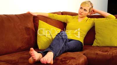 Frau relaxt auf Sofa
