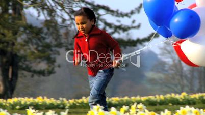 Kind spielt mit Luftballongs