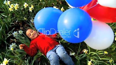 Kind spielt mit Luftballongs