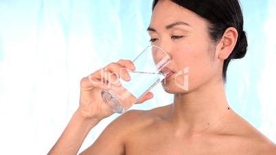 Frau trinkt Wasser