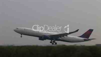 HD1080i "Delta Airlines" Flugzeug startet