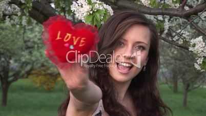HD1080i Junge atraktive Frau zeigt Herz "LOVE" in die Kamera