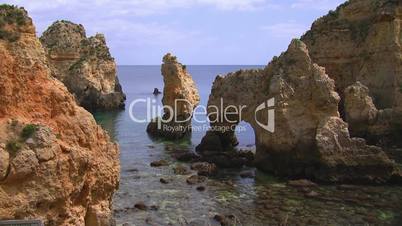 Felsengebilde im flachen Meer - Küste der Algarve