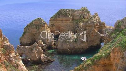 Felseninsel im flachen Meer - Küste der Algarve