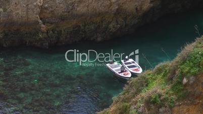 Zwei Boote in einer Bucht - Küste der Algarve