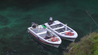 Zwei Boote liegen im Wasser vor Anker