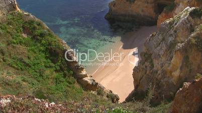 Sandstrand zwischen steilen Felsen - Küste der Algarve