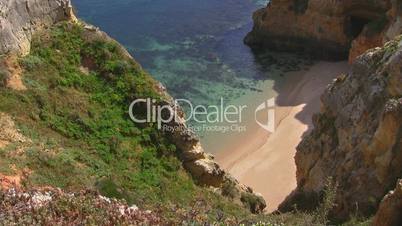 Sandstrand zwischen steilen Felsen - Küste der Algarve