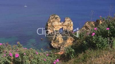 Blick auf einen Felsen im Meer- Küste der Algarve
