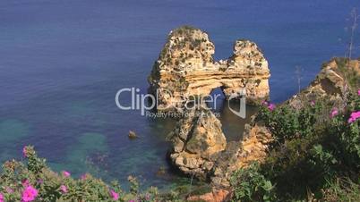 Blick auf Felsengebilde im Ozean - Küste der Algarve