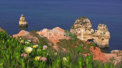 Blick auf Steininseln im Meer- Küste der Algarve