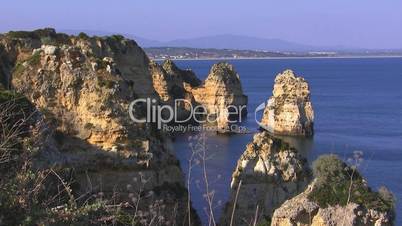 Blick auf Felsen im Ozean - Küste der Algarve