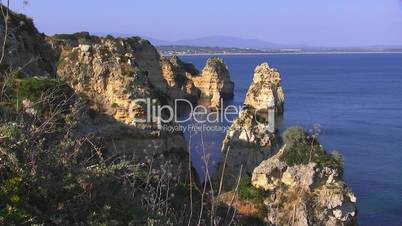 Blick auf Steininseln im Meer- Küste der Algarve
