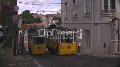 Bergauf- und bergabfahrende Trams in Lissabon
